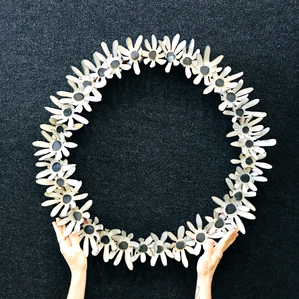 Daisy Chain Metal Flower Wreath White & Black