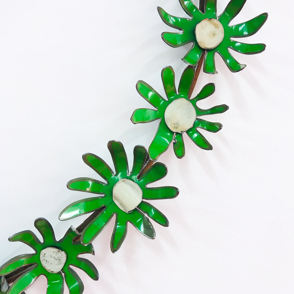 Christmas Daisy Chain Metal Flower Wreath Green & White
